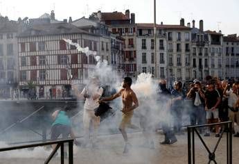 G7, tensione a Bayonne: scontri polizia-manifestanti G7, tensione a Bayonne: scontri polizia-manifestanti
