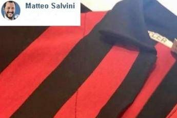 Salvini posta maglia Milan: Si riparte Salvini posta maglia Milan: Si riparte