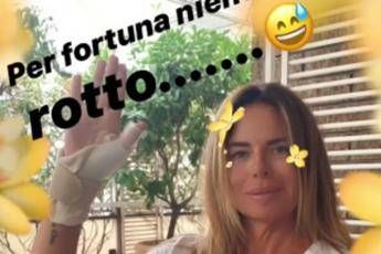 Niente di rotto, incidente domestico per Paola Perego Niente di rotto, incidente domestico per Paola Perego