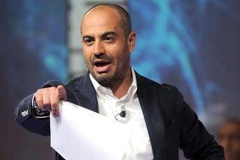 Paragone contro Spadafora: Raggi? Problema solo per chi frequenta salotti Paragone contro Spadafora: Raggi? Problema solo per chi frequenta salotti