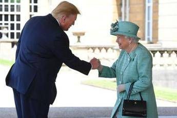 Elisabetta si lamenta: L'elicottero di Trump mi ha rovinato il prato Elisabetta si lamenta: L'elicottero di Trump mi ha rovinato il prato
