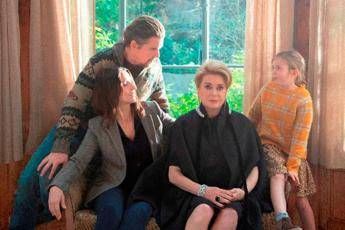 Deneuve e Binoche alzano il sipario della Mostra di Venezia Deneuve e Binoche alzano il sipario della Mostra di Venezia