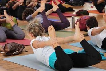 Fa yoga in balcone, precipita e si rompe 100 ossa Fa yoga in balcone, precipita e si rompe 100 ossa