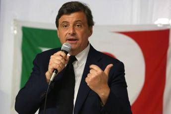 Calenda: Abbiamo costruito il balcone a Di Maio, vergogna