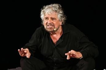 Parlate di poltrone, sono esausto: bacchettata di Grillo Parlate di poltrone, sono esausto: bacchettata di Grillo