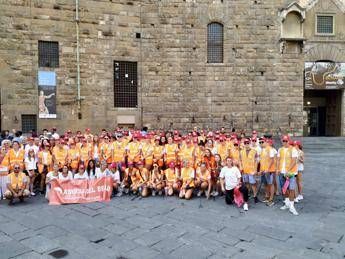 Firenze, gli Angeli del Bello distribuiscono oltre 2.000 porta mozziconi tascabili