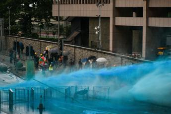 Hong Kong, polizia lancia lacrimogeni contro manifestanti
