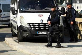 Lione, attacco con coltello e spiedo: un morto Lione, attacco con coltello e spiedo: un morto