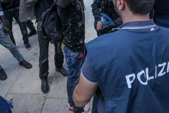 Migranti, guerriglia al centro rimpatri: poliziotto ferito