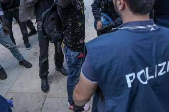 Migranti, guerriglia al centro rimpatri: poliziotto ferito Migranti, guerriglia al centro rimpatri: poliziotto ferito