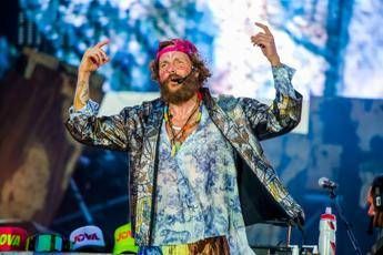 Jovanotti Si Sfoga Una Miriade Di Balle Sul Beach Party