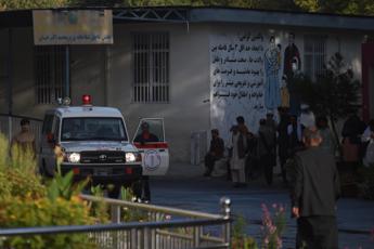 Kabul, kamikaze si fa esplodere in moschea