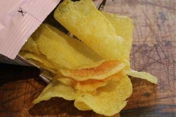 Mangia solo patatine fritte, 'cieco' a 17 anni