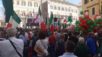 Fdi e Lega in piazza a Montecitorio: Ladri di sovranità, ridateci l'Italia