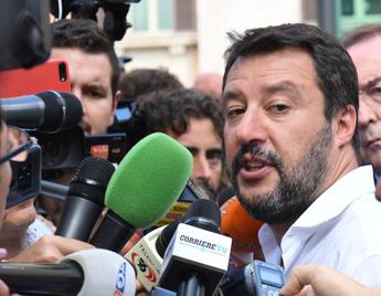 Bagno di folla per Salvini tra selfie e baci al crocifisso