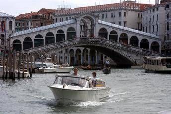 Venezia, scontro tra vaporetto e barchino, 4 feriti Venezia, scontro tra vaporetto e barchino, 4 feriti