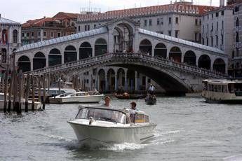 Venezia, scontro tra vaporetto e barchino, 4 feriti