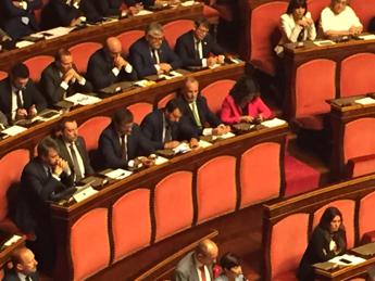 Senato semivuoto, Salvini 'amanuense' prende appunti