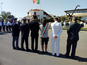 Sindaco in bermuda a cerimonia caduti, polemiche a Porto Torres