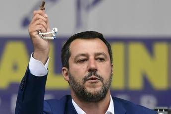 Salvini aggredito, gli strappano rosario e camicia - Video Salvini aggredito, gli strappano rosario e camicia - Video