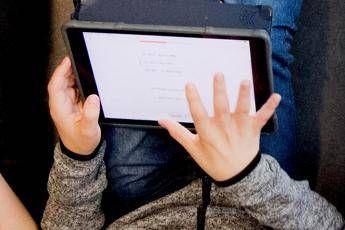 Occhi fissi su tablet e pc, rischio danni a retina e maculopatie