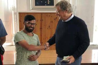 Trova portafogli con 2000 euro, bengalese lo riconsegna Trova portafogli con 2000 euro, bengalese lo riconsegna
