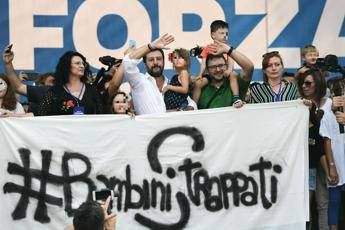Salvini sul palco con bimba di Bibbiano: Mai più bambini rubati Salvini sul palco con bimba di Bibbiano: Mai più bambini rubati