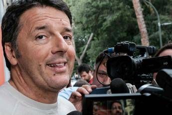 Renzi: Bandiera rossa? Torni D'Alema, più adatto di me