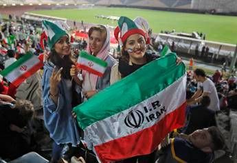 Sì alle donne negli stadi, in Iran cade il tabù Sì alle donne negli stadi, in Iran cade il tabù