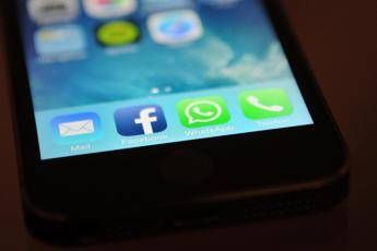 Falla WhatsApp, app da aggiornare