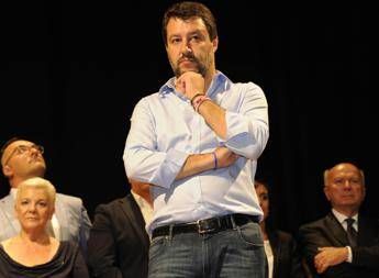 Salvini: Ho nascosto miliardi di rubli in bilocale in Liguria... Salvini: Ho nascosto miliardi di rubli in bilocale in Liguria...