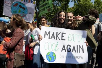 Fioramonti: Giustificare assenze studenti per proteste clima