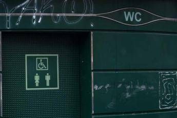 Covid, è rischio toilette: tirare lo sciacquone può veicolarlo