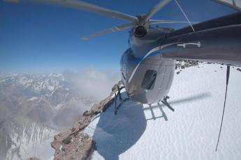 Sulla cima delle Ande, atterraggio spettacolare per l'Airbus H145