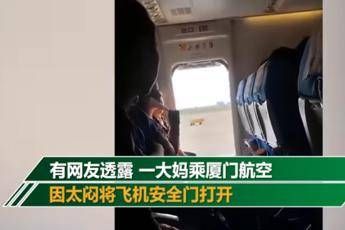 Apre il portellone dell'aereo in decollo: Aria fresca Apre il portellone dell'aereo in decollo: Aria fresca