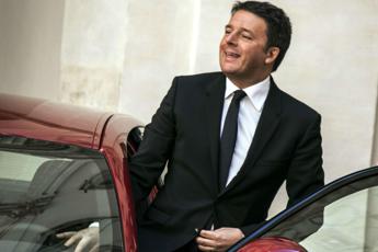 Renzi difende Berlusconi, ironia social: Matteo ma stai bene?