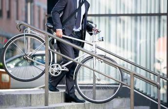 In car pooling, in bici, a piedi. Così il Gse taglia 4 t di CO2 in 7 mesi In car pooling, in bici, a piedi. Così il Gse taglia 4 t di CO2 in 7 mesi