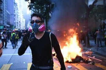 Tensione a Hong Kong, manifestante colpito al petto Tensione a Hong Kong, manifestante colpito al petto