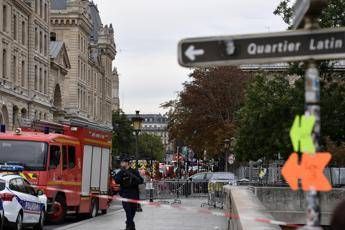 Strage in prefettura a Parigi, killer si era convertito all'Islam Strage in prefettura a Parigi, killer si era convertito all'Islam