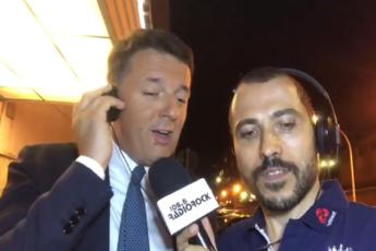 Renzi canta 'Rimmel', la dedica è a Zingaretti