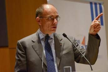 Letta: Se governo accetta il 'ballo' di Renzi non mangia il panettone Letta: Se governo accetta il 'ballo' di Renzi non mangia il panettone