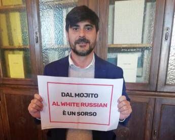 M5S accoglie Salvini con un mojito: Campidoglio non è Papeete M5S accoglie Salvini con un mojito: Campidoglio non è Papeete