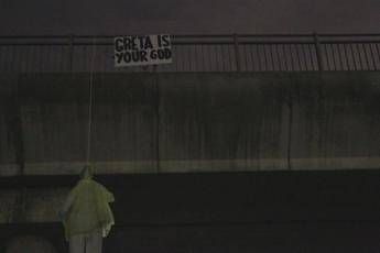 Fantoccio Greta impiccato a Roma procura indaga
