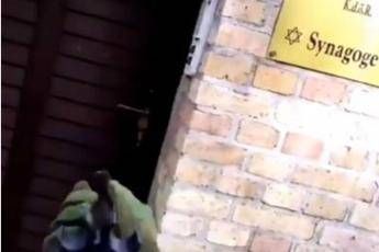 Attacco alla sinagoga, ecco il video del killer Attacco alla sinagoga, ecco il video del killer