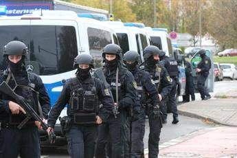 Attacco a sinagoga, il killer è un neonazista Attacco a sinagoga, il killer è un neonazista