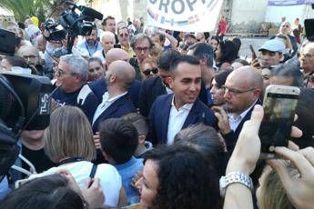 'Italia 5 Stelle', bagno di folla e selfie per Di Maio 'Italia 5 Stelle', bagno di folla e selfie per Di Maio