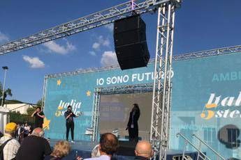 Italia 5 Stelle, lo slogan strizza l'occhio al Pd Italia 5 Stelle, lo slogan strizza l'occhio al Pd