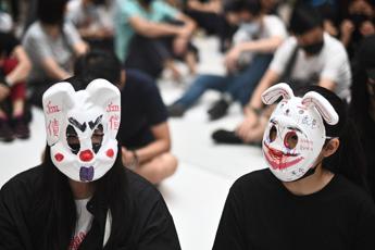 Hong Kong, protesta e maschere: nuovi arresti