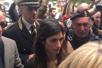 Raggi a Italia 5S, rissa tra militanti e giornalisti Raggi a Italia 5S, rissa tra militanti e giornalisti