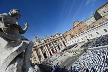 Coronavirus, Vaticano: Distanza di un metro o stop eventi